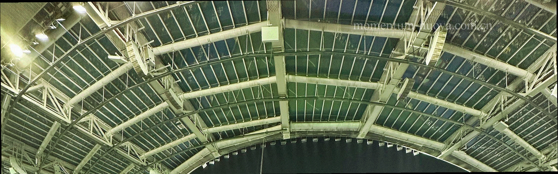 体育场灯光夜景与冲刺赛道氛围